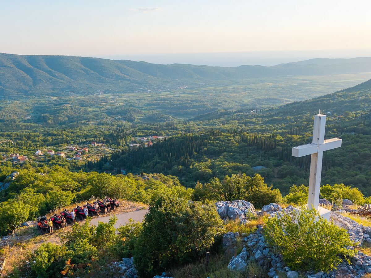 Vidikovac Sv. Barbara s bijelim križem i pogledom na Konavosko polje