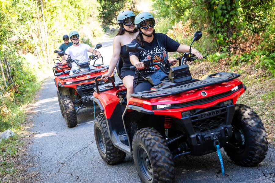 Dvije vozačice dijele quad, kolona iza njih