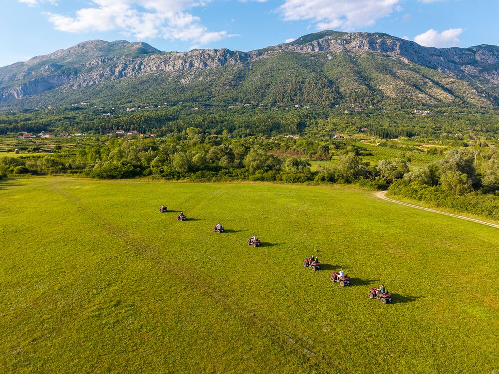 Quadovi prelaze zeleno Konavosko polje ispod planina